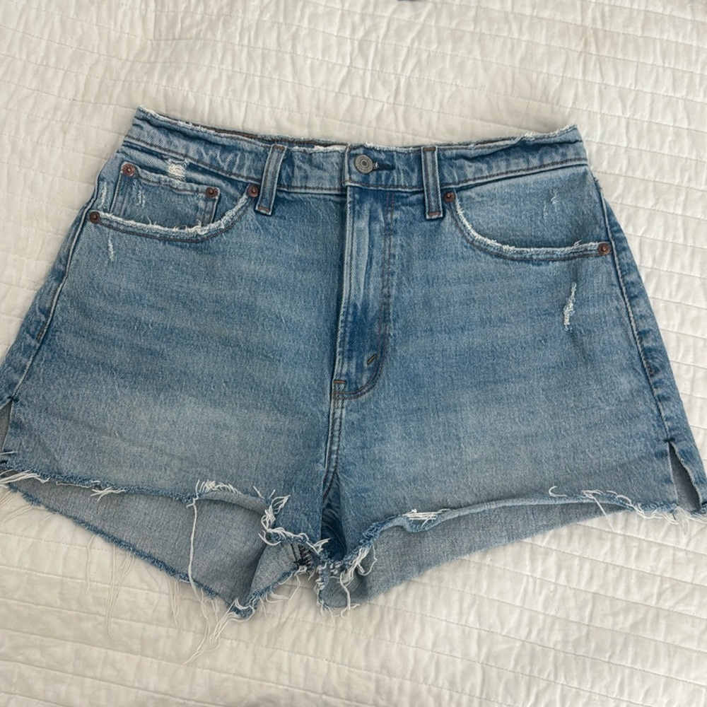 Abercrombie Curve Love High Rise Mom Short; 29, 2.5 inch inseam